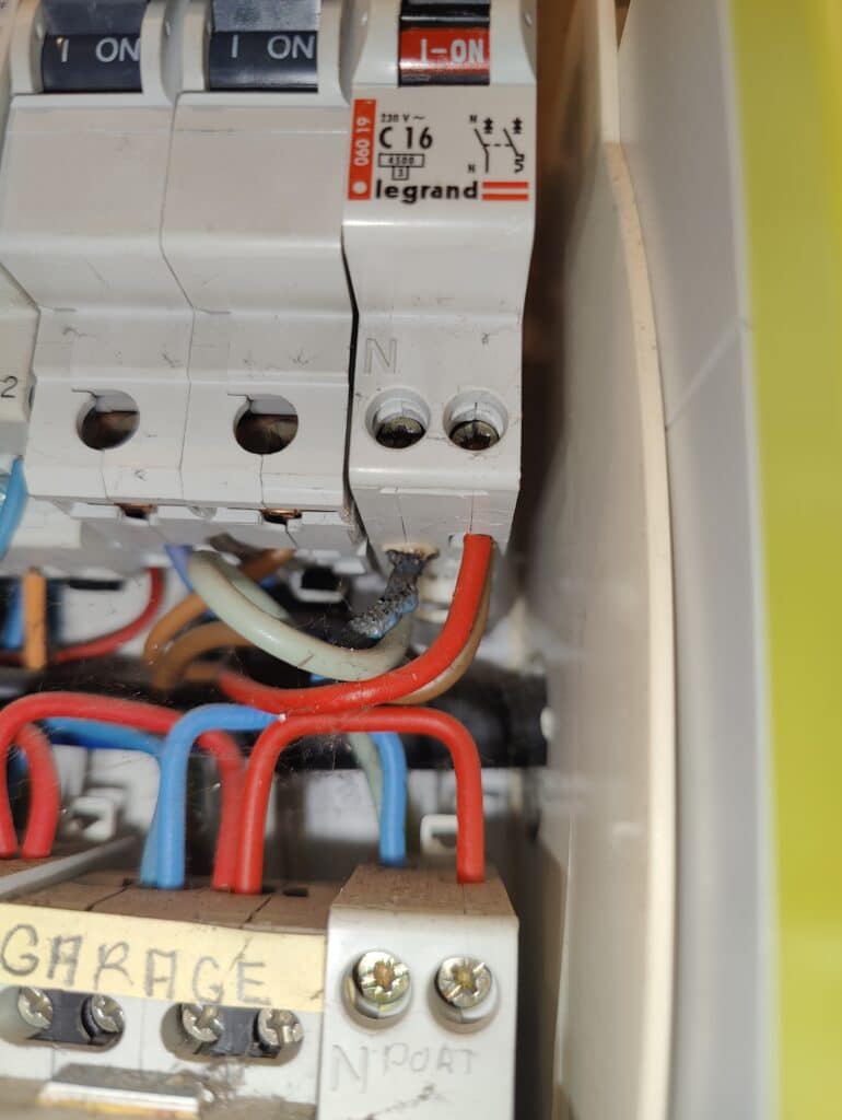 Remplacement d'un disjoncteur qui a surchauffé