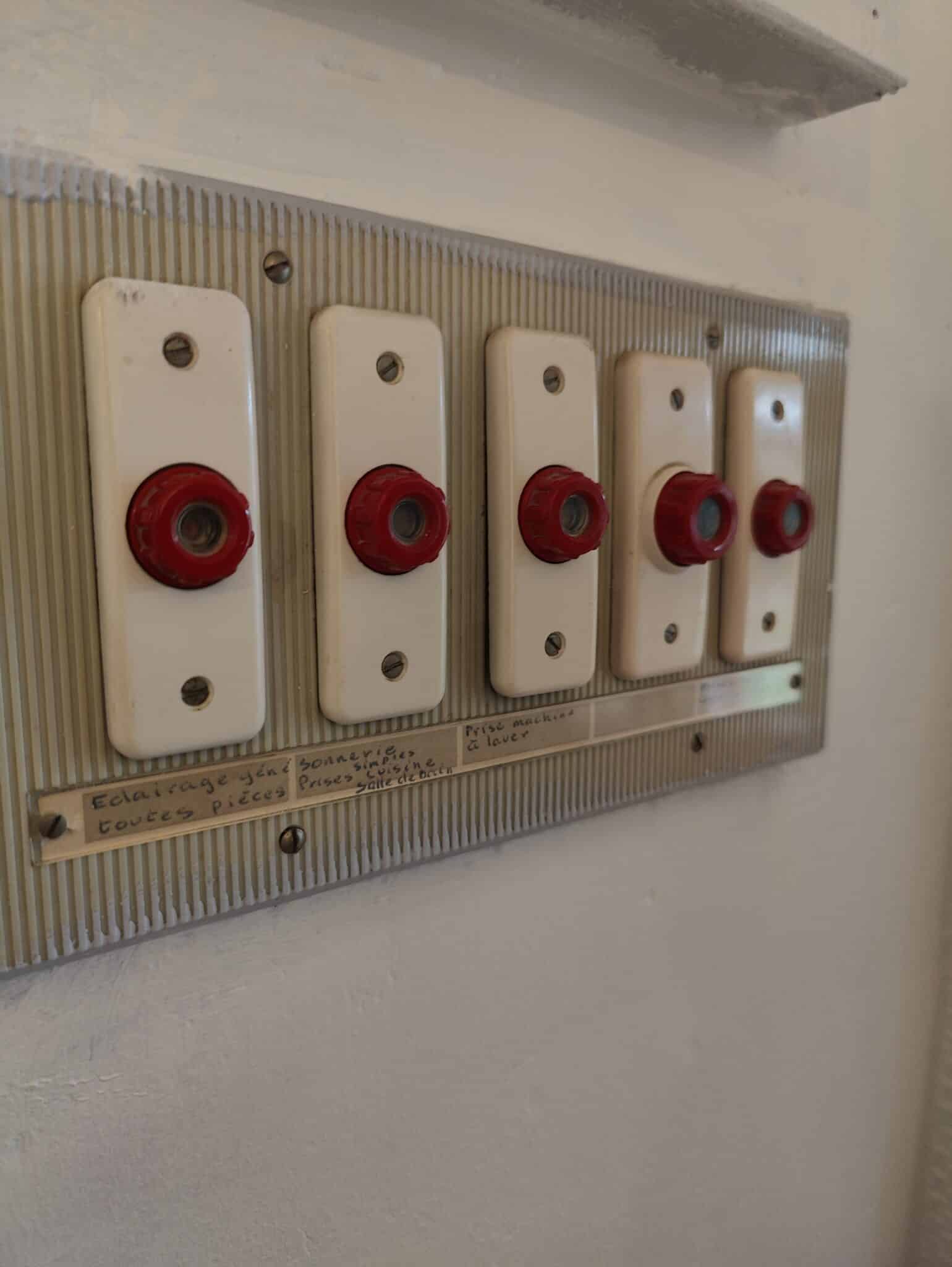 Remplacement des fusibles par des disjoncteurs et un interrupteur différentiel à Toulouse La Cépière