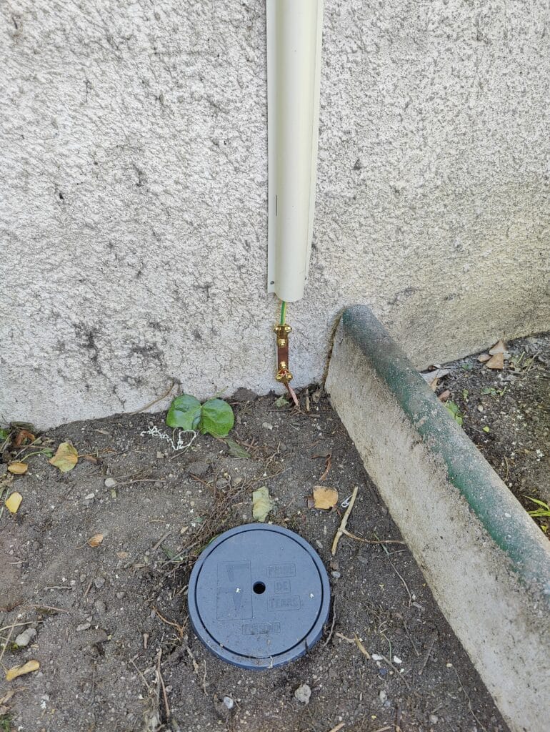Électricien améliorant la résistance de la prise de terre avant installation d'une borne IRVE, Toulouse La Cépière