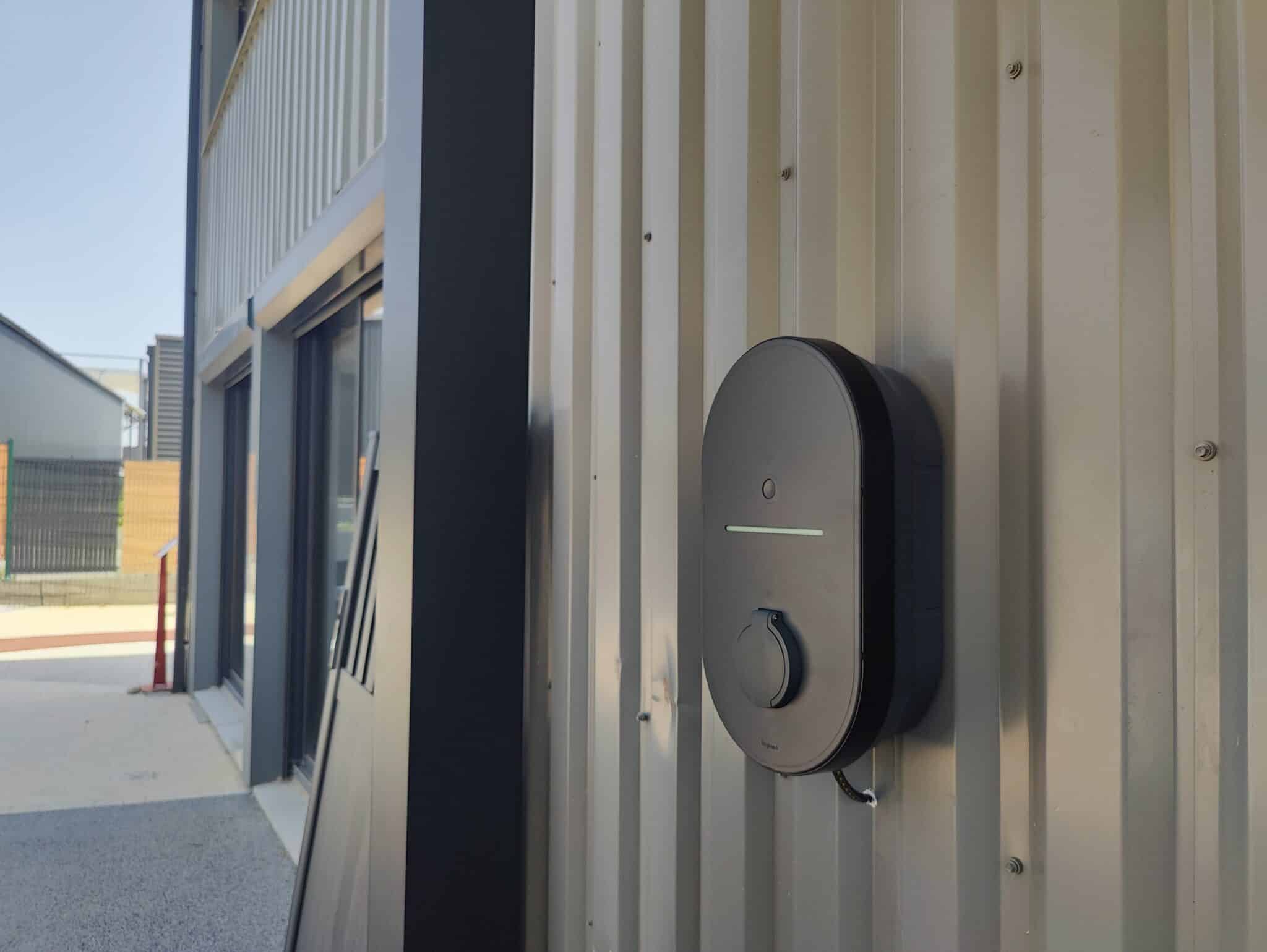 Installation borne de recharge véhicule électrique Legrand à Gragnague par un électricien certifié IRVE